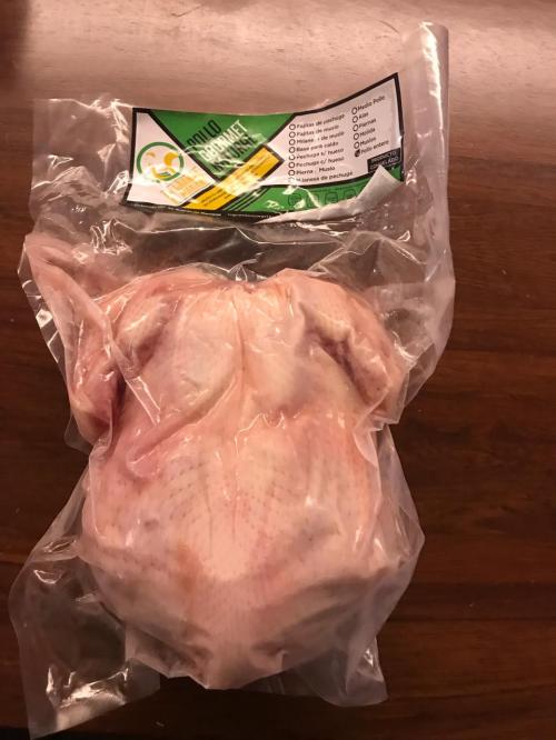 Pollo gourmet entero, por unidad de 1.3 a 1.5 Kg.