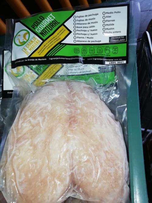 Pollo gourmet: Pechuga de pollo gourmet con hueso, 600 g. Aprox.